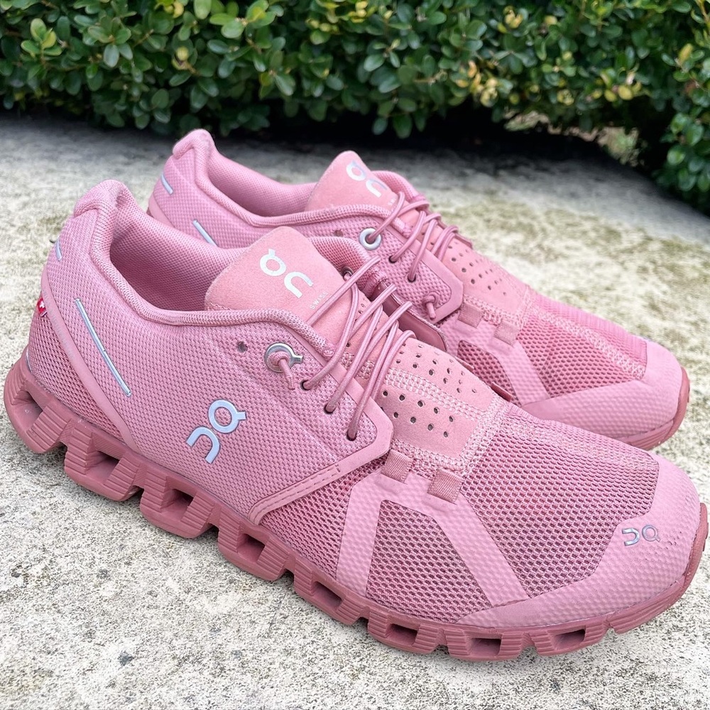 On Cloud women’s running/training shoes pink size 8. comfortable & lightweight.